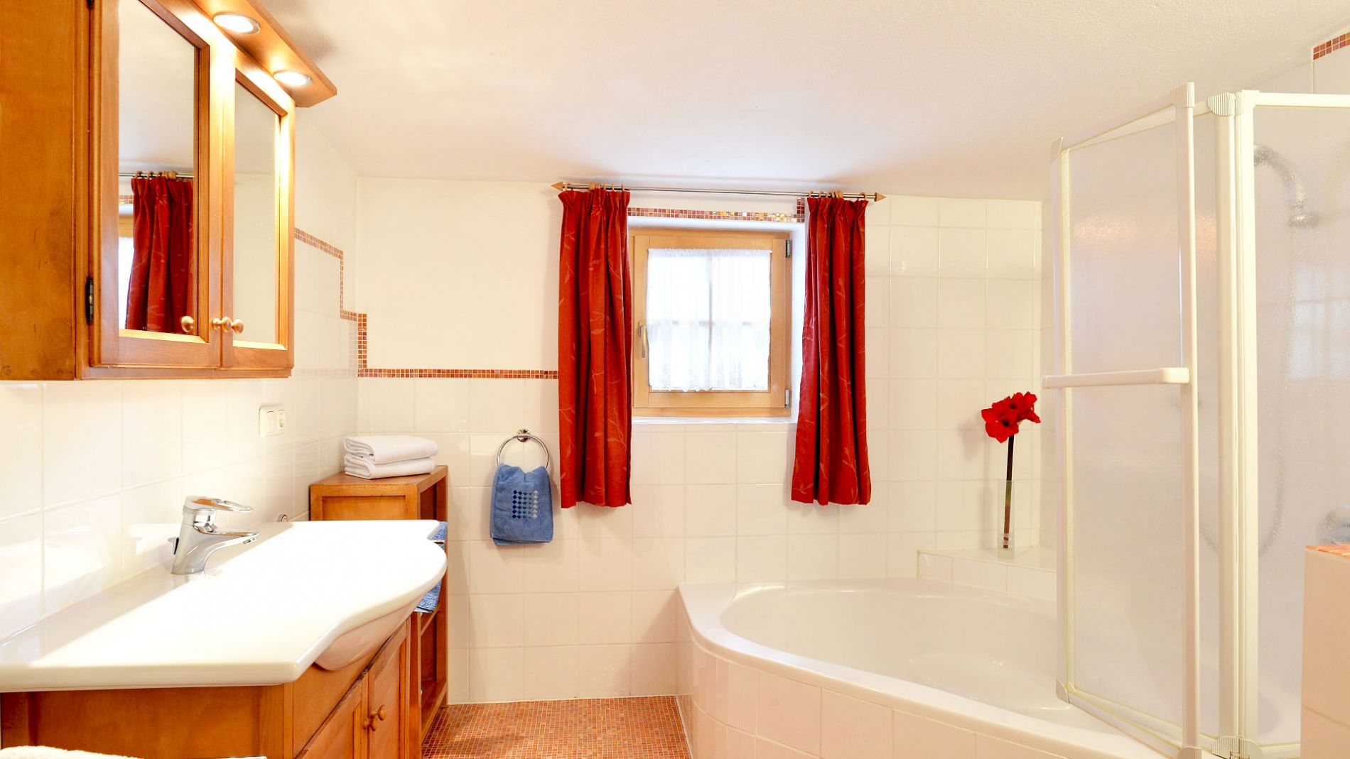 Badezimmer mit Badewanne der Ferienwohnung 1